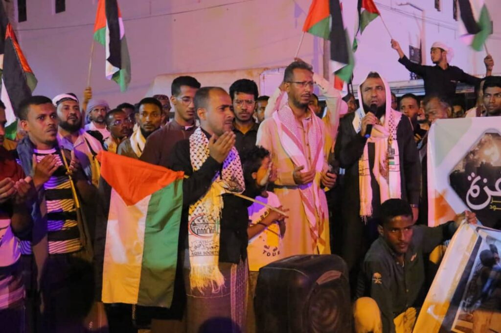 شاهد بالصور اهالي مديرية القطن ينظمون وقفة تضامنية مع أهل غزة شاهد بالصور اهالي مديرية القطن ينظمون وقفة تضامنية مع أهل غزة