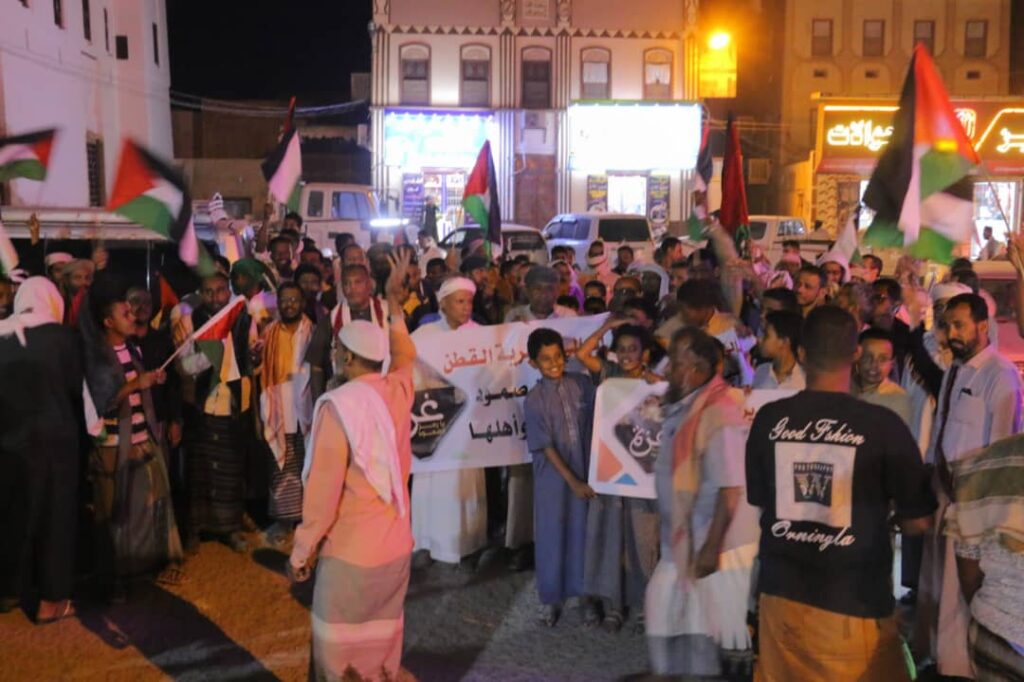 شاهد بالصور اهالي مديرية القطن ينظمون وقفة تضامنية مع أهل غزة شاهد بالصور اهالي مديرية القطن ينظمون وقفة تضامنية مع أهل غزة