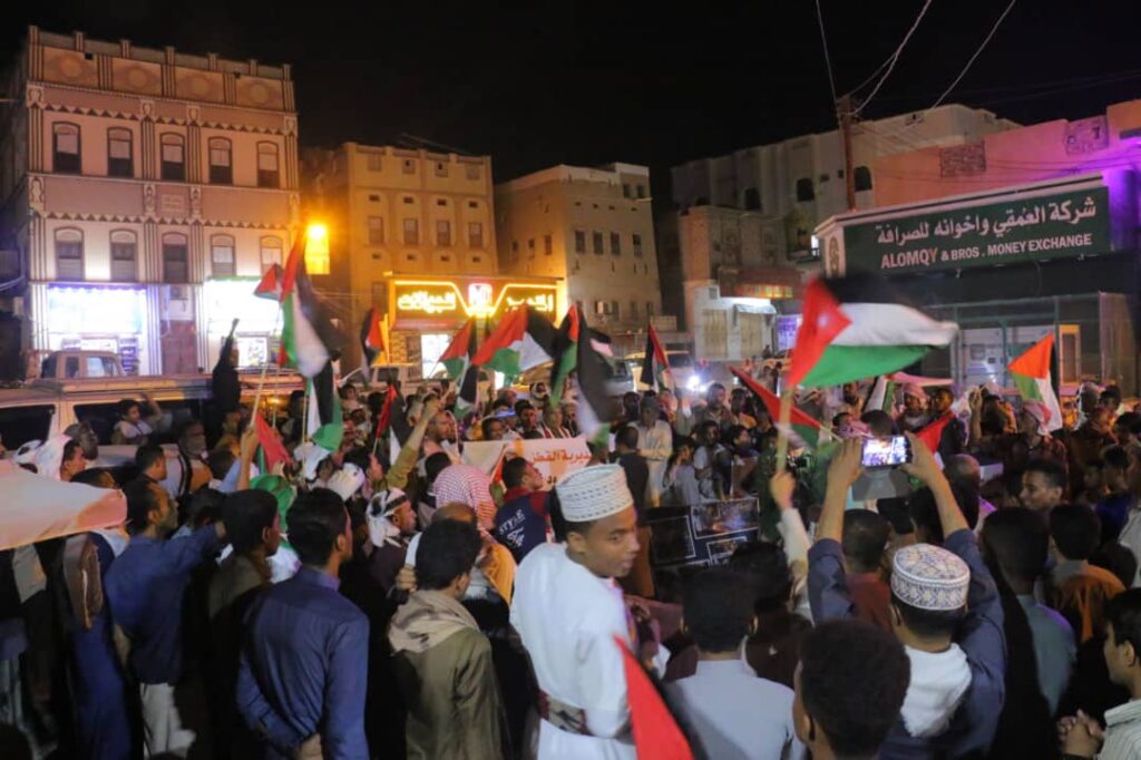 شاهد بالصور اهالي مديرية القطن ينظمون وقفة تضامنية مع أهل غزة شاهد بالصور اهالي مديرية القطن ينظمون وقفة تضامنية مع أهل غزة