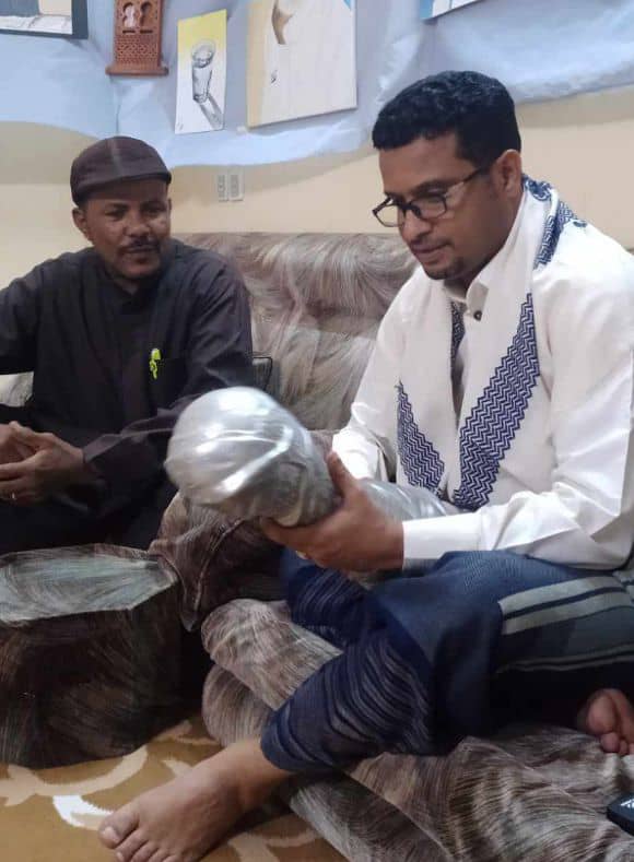 مدير مكتب الشباب والرياضة بوادي حضرموت يزور معرض الفنان يعقوب هبشان ويشيد بأعماله الفنية مدير مكتب الشباب والرياضة بوادي حضرموت يزور معرض الفنان يعقوب هبشان ويشيد بأعماله الفنية