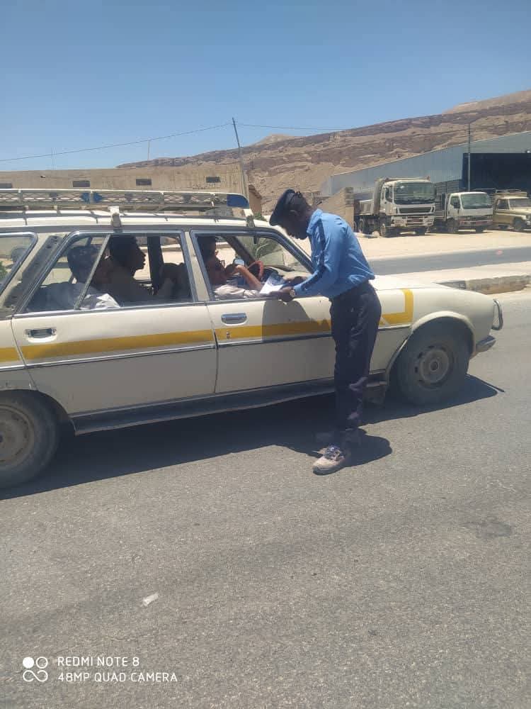 شرطة السير بوادي حضرموت تنظم معرضاً توعوياً في سوق سيئون العام وتواصل نزولها الميداني بتوزيع الملصقات التوعوية في المديريات شرطة السير بوادي حضرموت تنظم معرضاً توعوياً في سوق سيئون العام وتواصل نزولها الميداني بتوزيع الملصقات التوعوية في المديريات