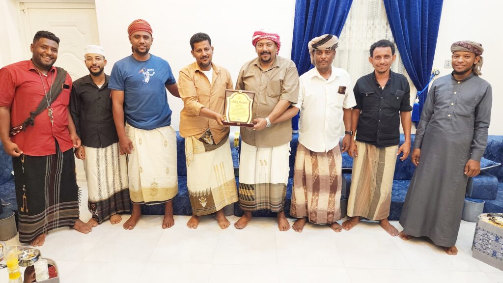 نقابة عمال وحدة النظافة والتحسين بمديرية سيؤن تمنح درع الوفاء للشيخ / شوقي سالم الدباء مدير وحدة النظافة والتحسين بالمديرية نقابة عمال وحدة النظافة والتحسين بمديرية سيؤن تمنح درع الوفاء للشيخ / شوقي سالم الدباء مدير وحدة النظافة والتحسين بالمديرية