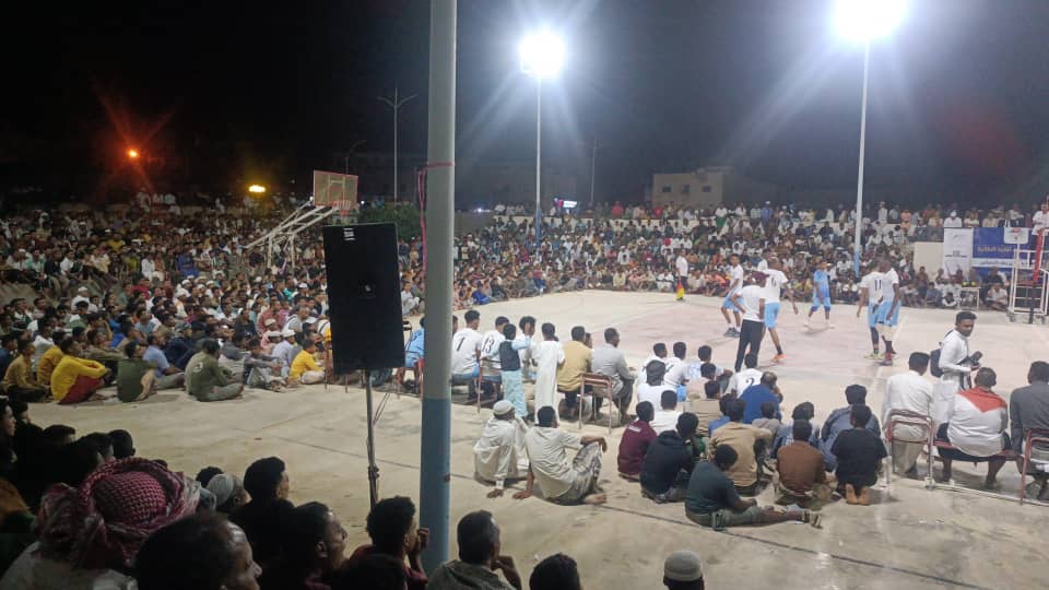 حضرها الآلاف من الجماهير الرياضية…رفع لافته توعوية كبيرة من قبل لاعبي الفريقين قبيل انطلاق المباراة في أحد الملاعب الرياضية بوادي حضرموت لتوعية الجمهور الرياضي الحاضر بـ أهمية السلامة المرورية والحد من الحوادث المميته حضرها الآلاف من الجماهير الرياضية…رفع لافته توعوية كبيرة من قبل لاعبي الفريقين قبيل انطلاق المباراة في أحد الملاعب الرياضية بوادي حضرموت لتوعية الجمهور الرياضي الحاضر بـ أهمية السلامة المرورية والحد من الحوادث المميته