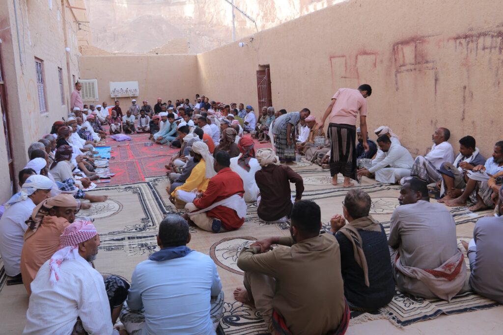 في لقاء جامع كبير قبيلة آل بن عباد الكِندي يوحدون الصف ويعلنون تعزيزهم في تنصيب الشيخ علي بن ربيّع بن خميس بن كرامة بن عباد الكندي شيخًا للقبيلة بوادي وساحل حضرموت في لقاء جامع كبير قبيلة آل بن عباد الكِندي يوحدون الصف ويعلنون تعزيزهم في تنصيب الشيخ علي بن ربيّع بن خميس بن كرامة بن عباد الكندي شيخًا للقبيلة بوادي وساحل حضرموت