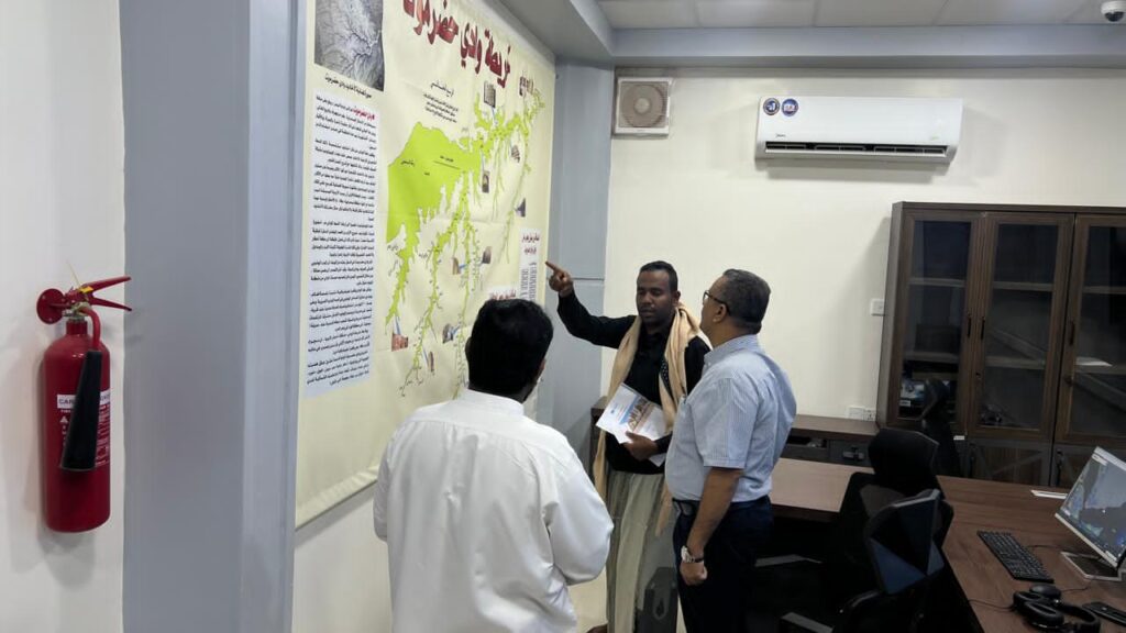 وكيل وزارة الزراعة لقطاع الري يزور غرفة الإنذار المبكر في ديوان السلطة المحلية بوادي حضرموت وكيل وزارة الزراعة لقطاع الري يزور غرفة الإنذار المبكر في ديوان السلطة المحلية بوادي حضرموت