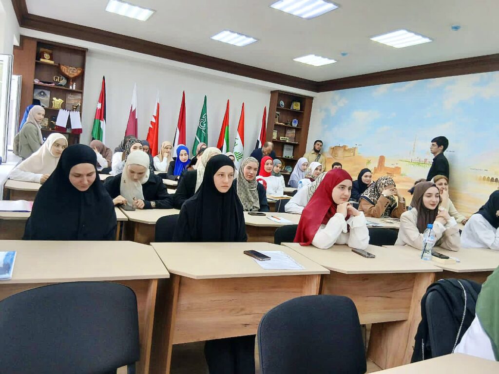 رئيس جامعة حضرموت يستعرض في "غروزني" أسرار تميّز العسل الحضرمي عالميًا رئيس جامعة حضرموت يستعرض في "غروزني" أسرار تميّز العسل الحضرمي عالميًا