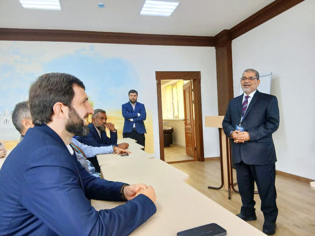 رئيس جامعة حضرموت يستعرض في "غروزني" أسرار تميّز العسل الحضرمي عالميًا رئيس جامعة حضرموت يستعرض في "غروزني" أسرار تميّز العسل الحضرمي عالميًا