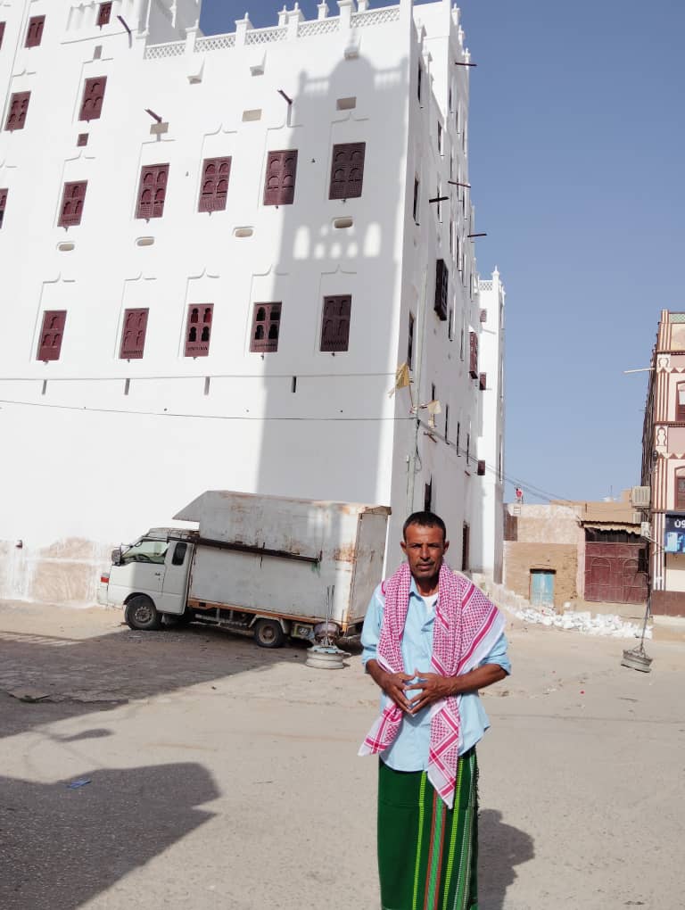 الإعلامي أكرم النهدي يوثق لحظة تاريخية من أمام قصر السلطان القعيطي بمدينة القطن عقب انتهاء صيانته وترميمه الإعلامي أكرم النهدي يوثق لحظة تاريخية من أمام قصر السلطان القعيطي بمدينة القطن عقب انتهاء صيانته وترميمه