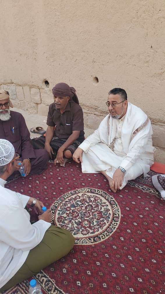 الشيخ حسين العامري يقدم واجب العزاء للعقيد ياسر بن براهم في وفاة والدته الشيخ حسين العامري يقدم واجب العزاء للعقيد ياسر بن براهم في وفاة والدته