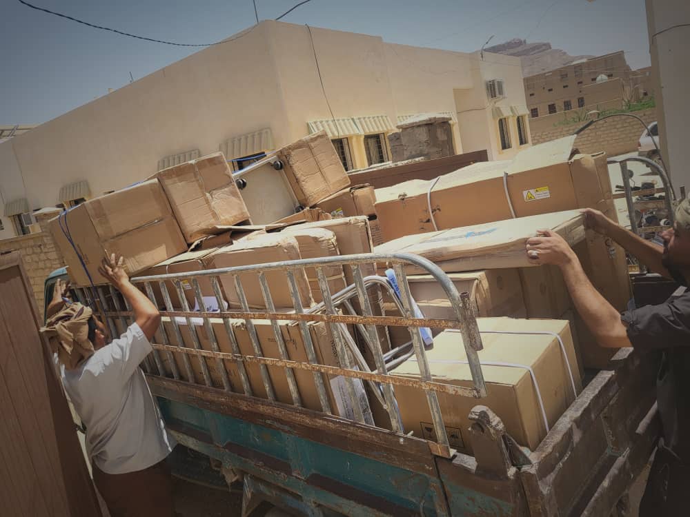 المركز الصحي الإسعافي بتاربة يتسلم أثاث ومستلزمات ومحاليل وريدية من مستودعات مكتب الصحة والسكان بالوادي والصحراء المركز الصحي الإسعافي بتاربة يتسلم أثاث ومستلزمات ومحاليل وريدية من مستودعات مكتب الصحة والسكان بالوادي والصحراء