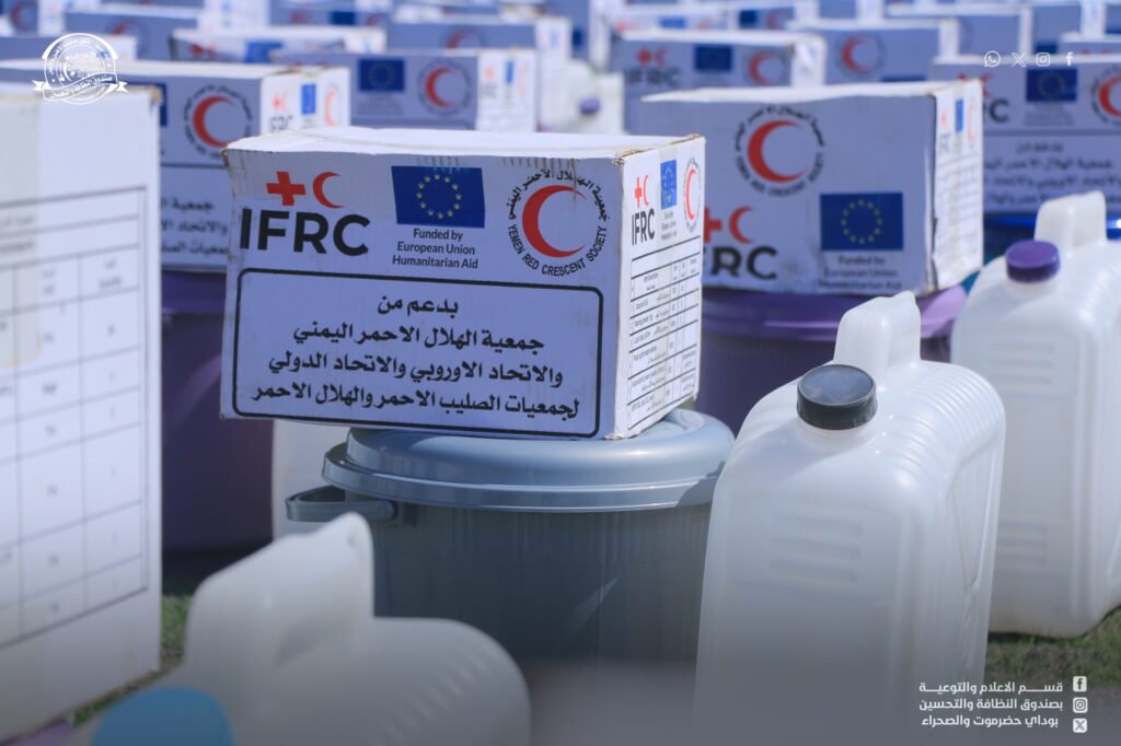 *الهلال الأحمر اليمني يوزع حقائب نظافة وقائية لعمال وحدة نظافة سيئون *الهلال الأحمر اليمني يوزع حقائب نظافة وقائية لعمال وحدة نظافة سيئون