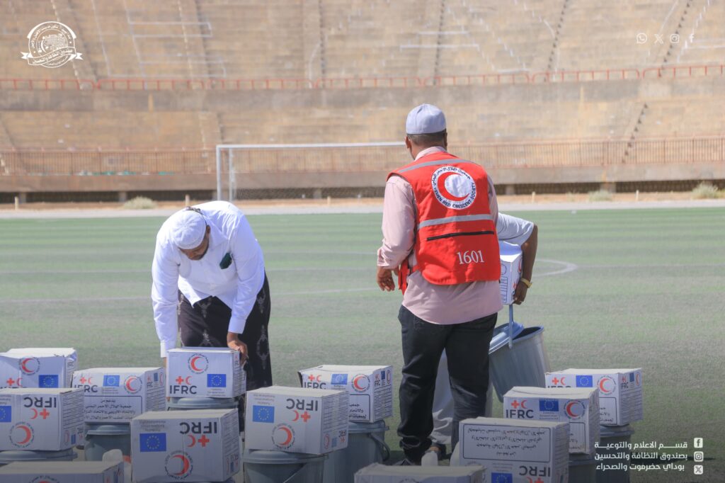 *الهلال الأحمر اليمني يوزع حقائب نظافة وقائية لعمال وحدة نظافة سيئون *الهلال الأحمر اليمني يوزع حقائب نظافة وقائية لعمال وحدة نظافة سيئون