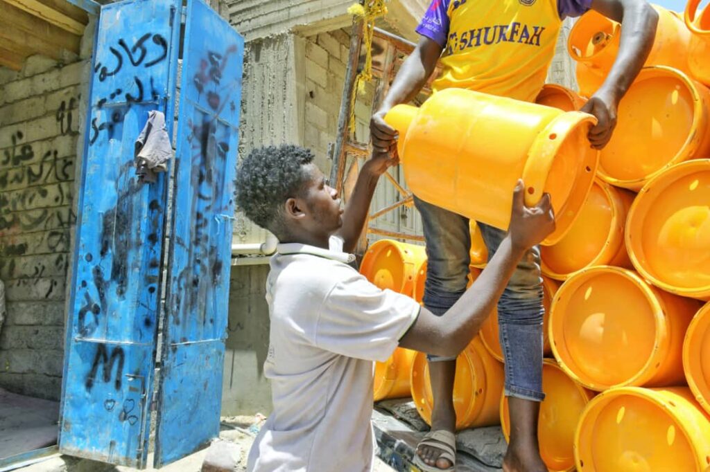 الشركةاليمنية للغاز تباشر مشروع استبدال اسطوانات الغاز التالفة بمأرب. الشركةاليمنية للغاز تباشر مشروع استبدال اسطوانات الغاز التالفة بمأرب.