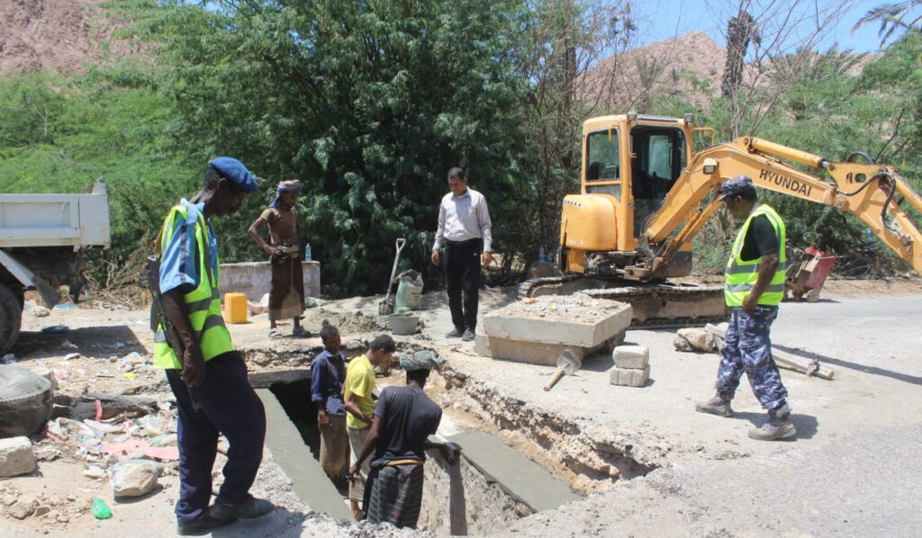 الخط الدولي في بروم ميفع يشهد إصلاح عبارات الجسور الأرضية .. "شاهد الصور" الخط الدولي في بروم ميفع يشهد إصلاح عبارات الجسور الأرضية .. "شاهد الصور"