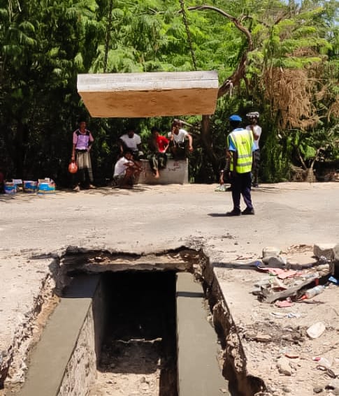الخط الدولي في بروم ميفع يشهد إصلاح عبارات الجسور الأرضية .. "شاهد الصور" الخط الدولي في بروم ميفع يشهد إصلاح عبارات الجسور الأرضية .. "شاهد الصور"