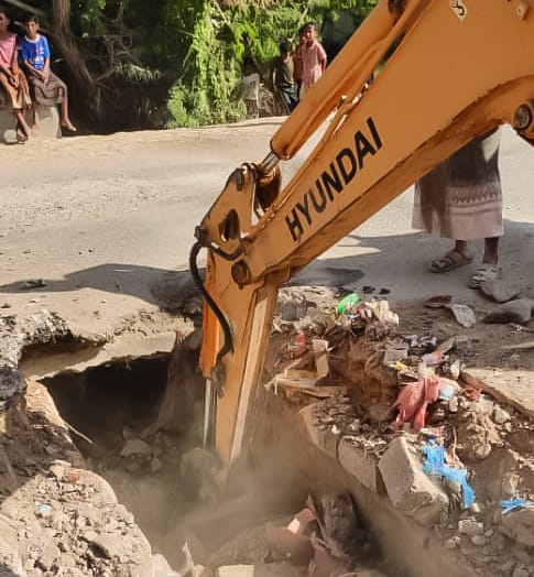 الخط الدولي في بروم ميفع يشهد إصلاح عبارات الجسور الأرضية .. "شاهد الصور" الخط الدولي في بروم ميفع يشهد إصلاح عبارات الجسور الأرضية .. "شاهد الصور"