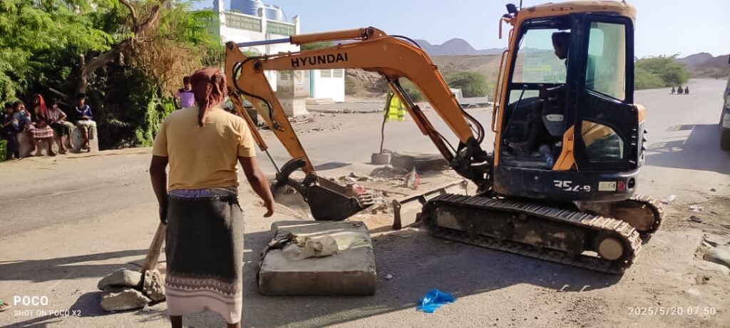 الخط الدولي في بروم ميفع يشهد إصلاح عبارات الجسور الأرضية .. "شاهد الصور" الخط الدولي في بروم ميفع يشهد إصلاح عبارات الجسور الأرضية .. "شاهد الصور"