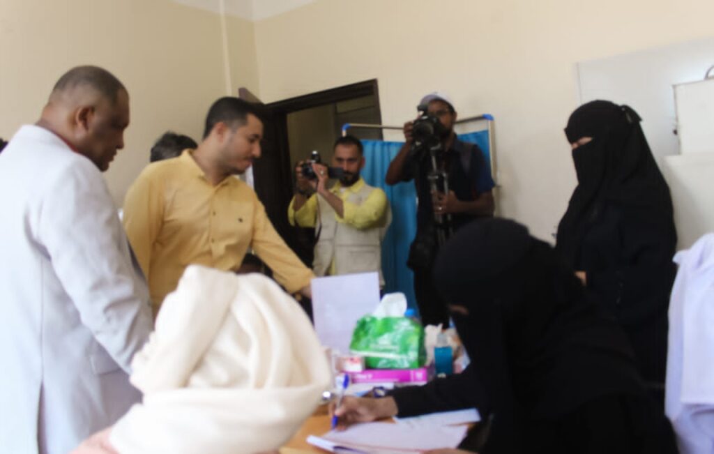 مدير الصحة في بروم ميفع يتفقد سير مشروع العيادات الطبية المتنقلة بالمركز الصحي بميفع مدير الصحة في بروم ميفع يتفقد سير مشروع العيادات الطبية المتنقلة بالمركز الصحي بميفع