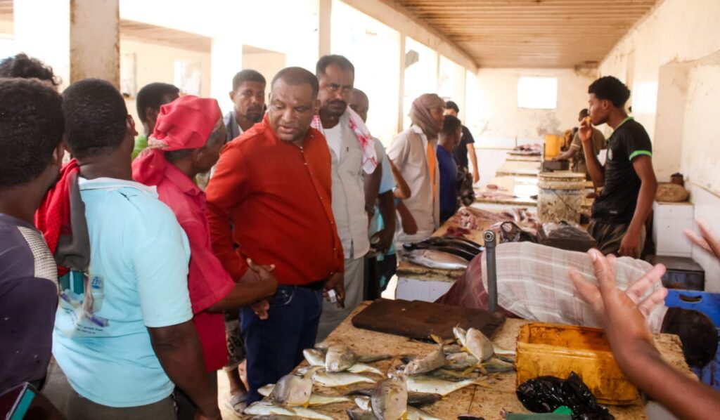 مدير الصحة في بروم ميفع يقوم بزيارة تفقدية لسوق السمك بميفع مدير الصحة في بروم ميفع يقوم بزيارة تفقدية لسوق السمك بميفع