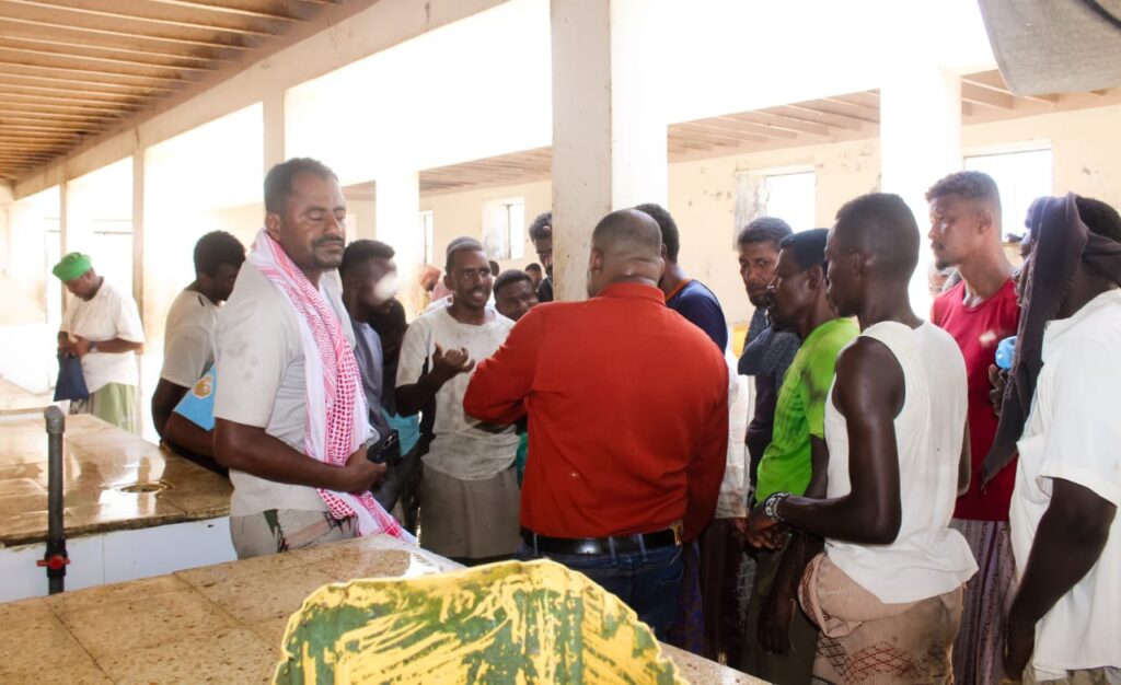 مدير الصحة في بروم ميفع يقوم بزيارة تفقدية لسوق السمك بميفع مدير الصحة في بروم ميفع يقوم بزيارة تفقدية لسوق السمك بميفع