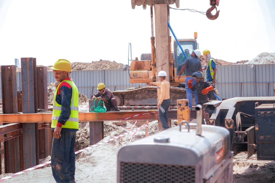 محافظ العاصمة عدن ورئيس مكتب مفوضية اللاجئين يضعان حجر الأساس لمشروع محطة ضخ الصرف الصحي بالعريش محافظ العاصمة عدن ورئيس مكتب مفوضية اللاجئين يضعان حجر الأساس لمشروع محطة ضخ الصرف الصحي بالعريش