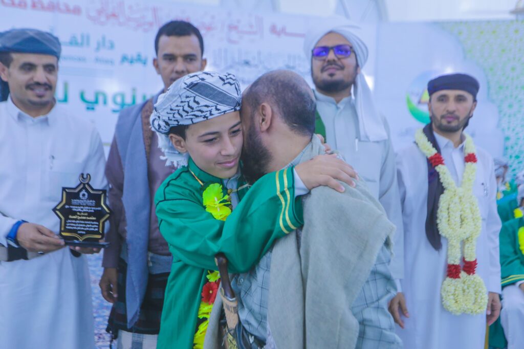 برعاية المحافظ ابن الوزير شبوة تحتفي بتخريج 30 حافظًا للقرآن الكريم وتكريم 179 طالبًا متميزًا في حفل قرآني كبير برعاية المحافظ ابن الوزير شبوة تحتفي بتخريج 30 حافظًا للقرآن الكريم وتكريم 179 طالبًا متميزًا في حفل قرآني كبير