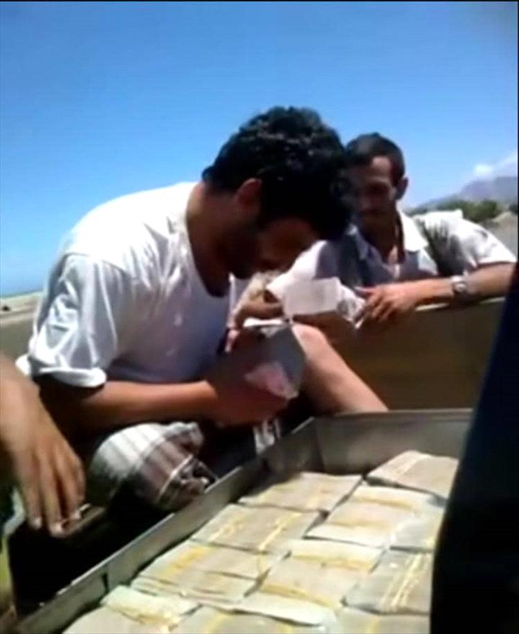 اخبار وتقارير - نهب منظم بملايين الريالات السعودية على يد قيادات حوثية.. صور توثق الجريمة عقب دخول عدن اخبار وتقارير - نهب منظم بملايين الريالات السعودية على يد قيادات حوثية.. صور توثق الجريمة عقب دخول عدن