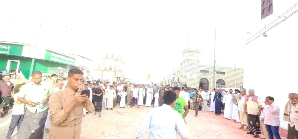 بحضور رسمي وشعبي واسع.. إقامة العواد الأول بمدينة القطن أمام قصر السلطان القعيطي احتفاءً بعيد الأضحى وتأهيل القصر التاريخي بحضور رسمي وشعبي واسع.. إقامة العواد الأول بمدينة القطن أمام قصر السلطان القعيطي احتفاءً بعيد الأضحى وتأهيل القصر التاريخي