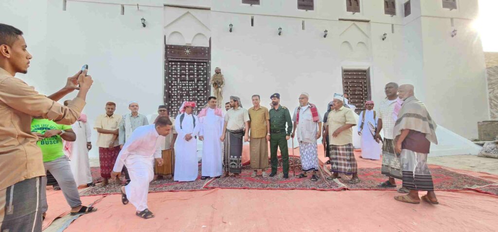 بحضور رسمي وشعبي واسع.. إقامة العواد الأول بمدينة القطن أمام قصر السلطان القعيطي احتفاءً بعيد الأضحى وتأهيل القصر التاريخي بحضور رسمي وشعبي واسع.. إقامة العواد الأول بمدينة القطن أمام قصر السلطان القعيطي احتفاءً بعيد الأضحى وتأهيل القصر التاريخي