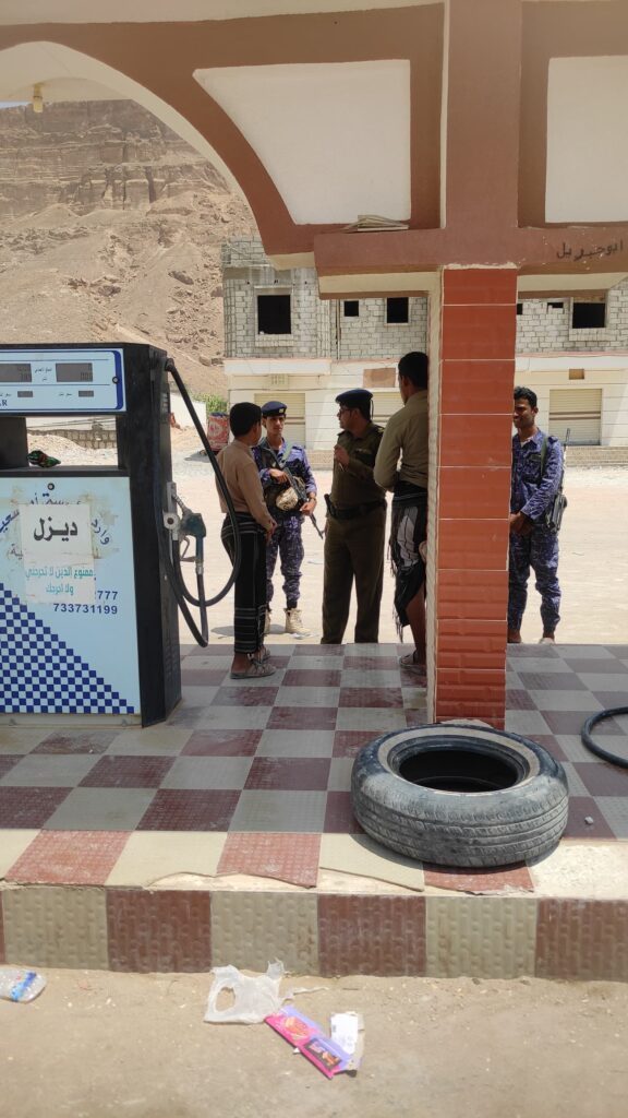 مدير أمن وشرطة مديرية رخية ينفذ حملة ميدانية مفاجئة لمحطات الوقود لمتابعة الالتزام بالتسعيرة مدير أمن وشرطة مديرية رخية ينفذ حملة ميدانية مفاجئة لمحطات الوقود لمتابعة الالتزام بالتسعيرة