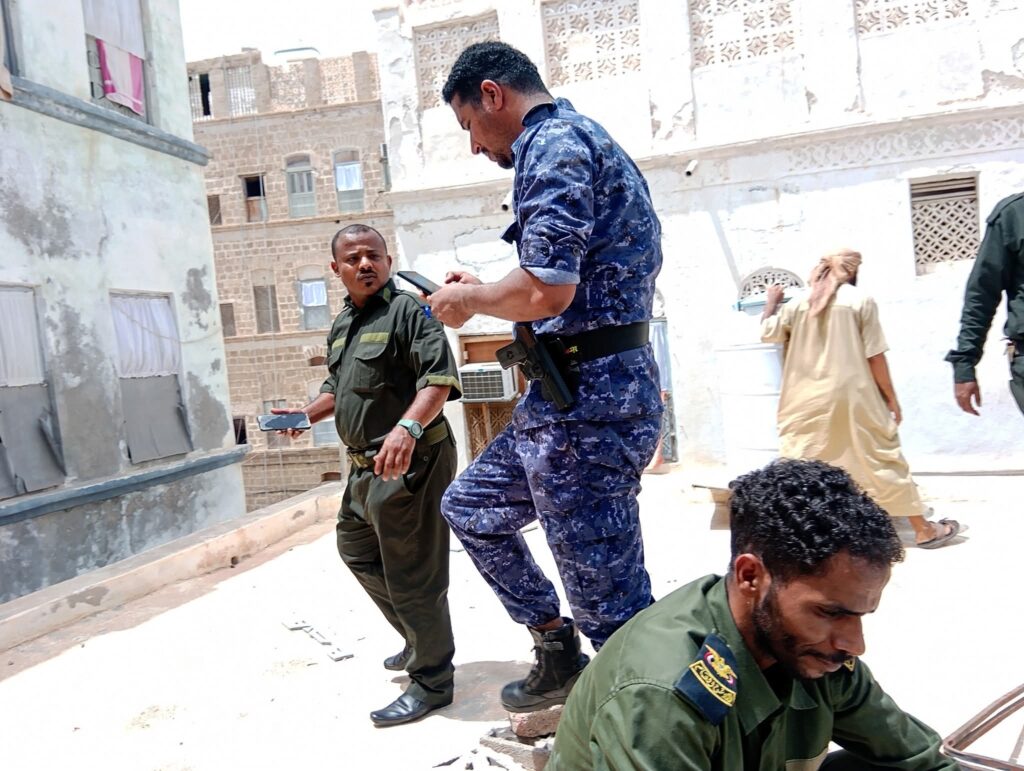 عاجل: مداهمة نوعية تكشف مروج مخدرات بحي الشهيد خالد في المكلا بتعاون أمني ومجتمعي واسع "شاهد الصور" عاجل: مداهمة نوعية تكشف مروج مخدرات بحي الشهيد خالد في المكلا بتعاون أمني ومجتمعي واسع "شاهد الصور"