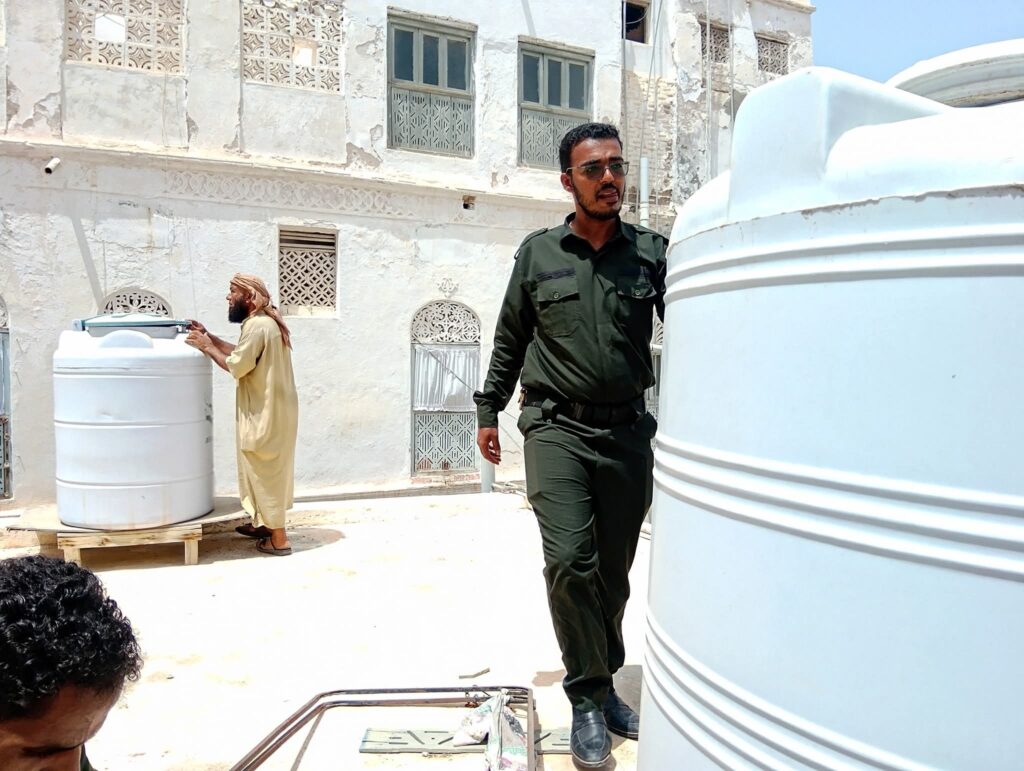 عاجل: مداهمة نوعية تكشف مروج مخدرات بحي الشهيد خالد في المكلا بتعاون أمني ومجتمعي واسع "شاهد الصور" عاجل: مداهمة نوعية تكشف مروج مخدرات بحي الشهيد خالد في المكلا بتعاون أمني ومجتمعي واسع "شاهد الصور"