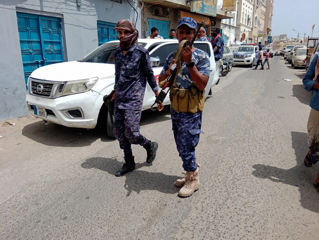 عاجل: مداهمة نوعية تكشف مروج مخدرات بحي الشهيد خالد في المكلا بتعاون أمني ومجتمعي واسع "شاهد الصور" عاجل: مداهمة نوعية تكشف مروج مخدرات بحي الشهيد خالد في المكلا بتعاون أمني ومجتمعي واسع "شاهد الصور"