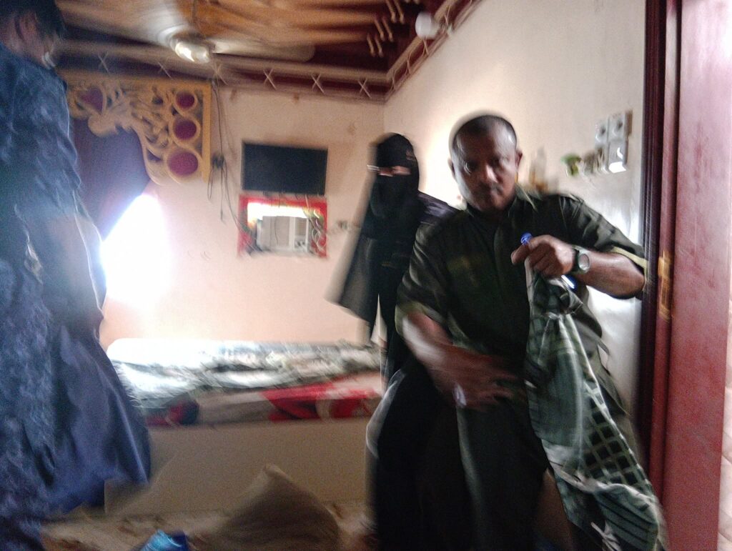 عاجل: مداهمة نوعية تكشف مروج مخدرات بحي الشهيد خالد في المكلا بتعاون أمني ومجتمعي واسع "شاهد الصور" عاجل: مداهمة نوعية تكشف مروج مخدرات بحي الشهيد خالد في المكلا بتعاون أمني ومجتمعي واسع "شاهد الصور"