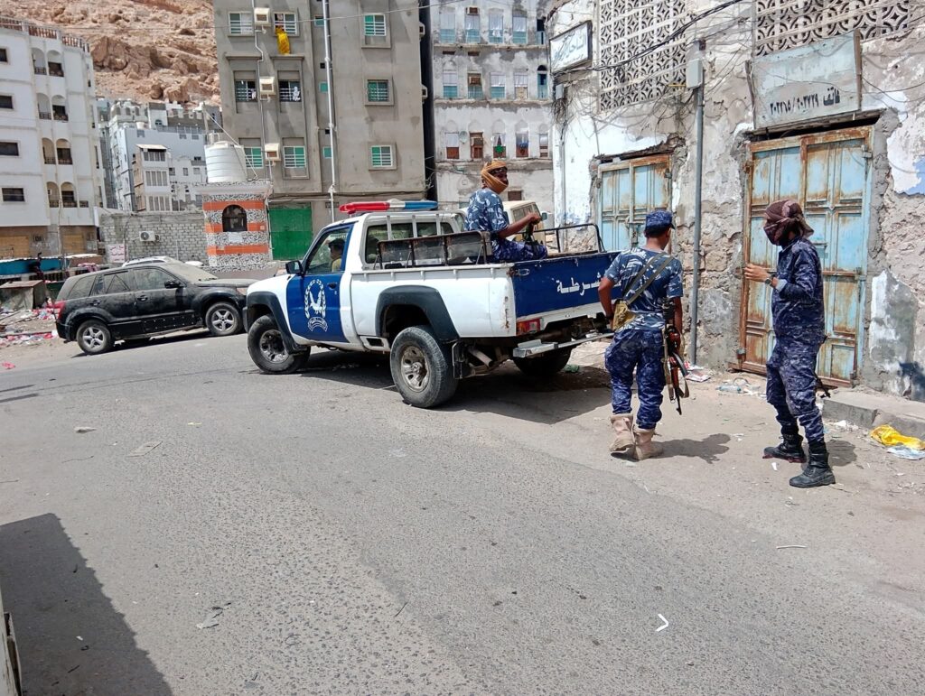 عاجل: مداهمة نوعية تكشف مروج مخدرات بحي الشهيد خالد في المكلا بتعاون أمني ومجتمعي واسع "شاهد الصور" عاجل: مداهمة نوعية تكشف مروج مخدرات بحي الشهيد خالد في المكلا بتعاون أمني ومجتمعي واسع "شاهد الصور"