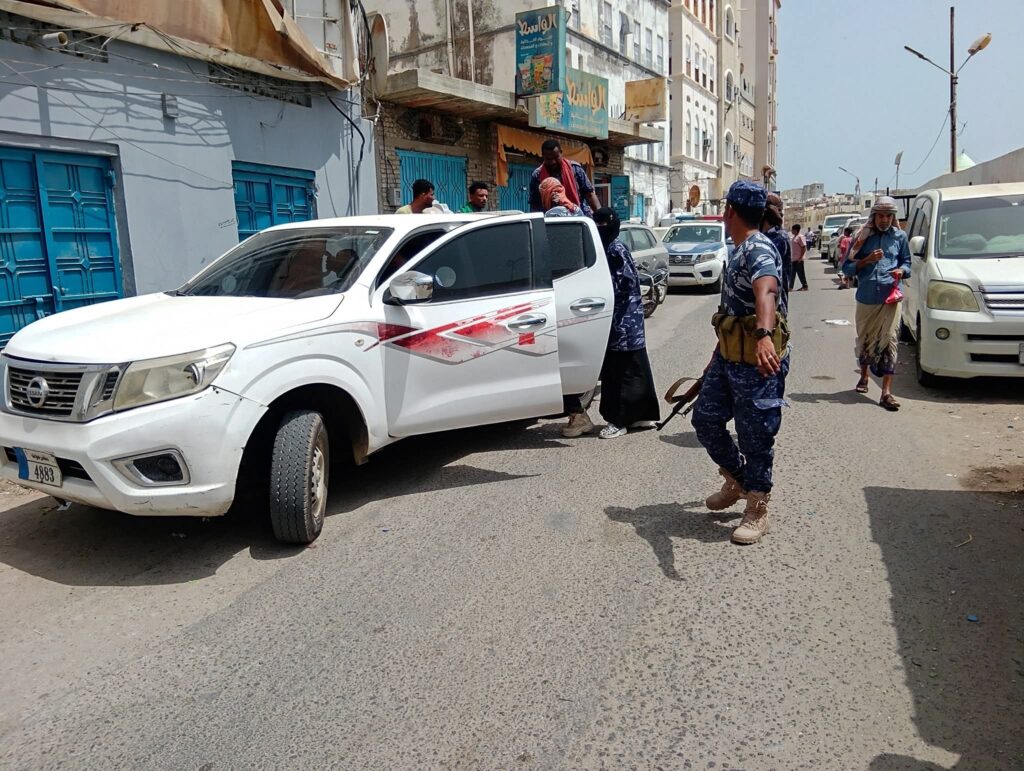 عاجل: مداهمة نوعية تكشف مروج مخدرات بحي الشهيد خالد في المكلا بتعاون أمني ومجتمعي واسع "شاهد الصور" عاجل: مداهمة نوعية تكشف مروج مخدرات بحي الشهيد خالد في المكلا بتعاون أمني ومجتمعي واسع "شاهد الصور"