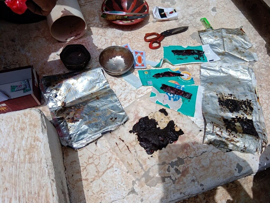 عاجل: مداهمة نوعية تكشف مروج مخدرات بحي الشهيد خالد في المكلا بتعاون أمني ومجتمعي واسع "شاهد الصور" عاجل: مداهمة نوعية تكشف مروج مخدرات بحي الشهيد خالد في المكلا بتعاون أمني ومجتمعي واسع "شاهد الصور"