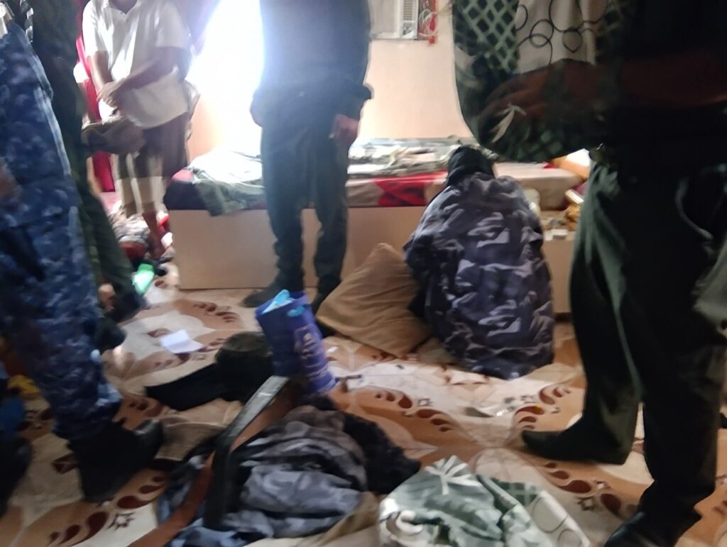 عاجل: مداهمة نوعية تكشف مروج مخدرات بحي الشهيد خالد في المكلا بتعاون أمني ومجتمعي واسع "شاهد الصور" عاجل: مداهمة نوعية تكشف مروج مخدرات بحي الشهيد خالد في المكلا بتعاون أمني ومجتمعي واسع "شاهد الصور"