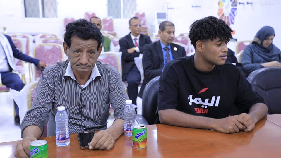 الوكيل العامري يكرم لاعب المنتخب الوطني ونادي العروبة السعودي عبدالعزيز مصنوم الوكيل العامري يكرم لاعب المنتخب الوطني ونادي العروبة السعودي عبدالعزيز مصنوم