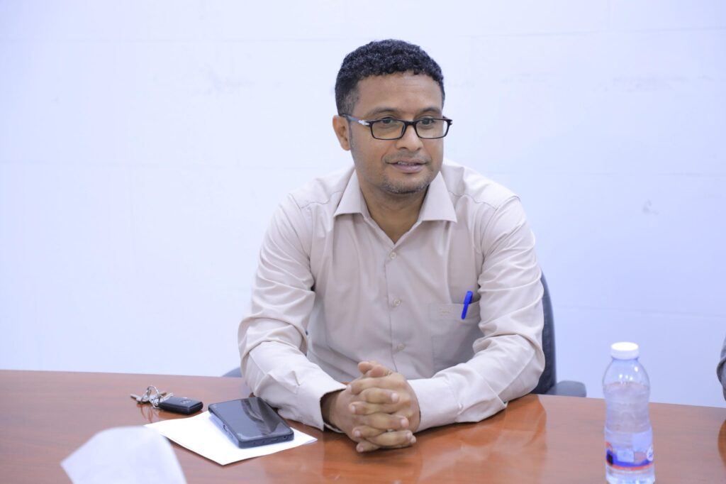 الوكيل العامري يكرم لاعب المنتخب الوطني ونادي العروبة السعودي عبدالعزيز مصنوم الوكيل العامري يكرم لاعب المنتخب الوطني ونادي العروبة السعودي عبدالعزيز مصنوم