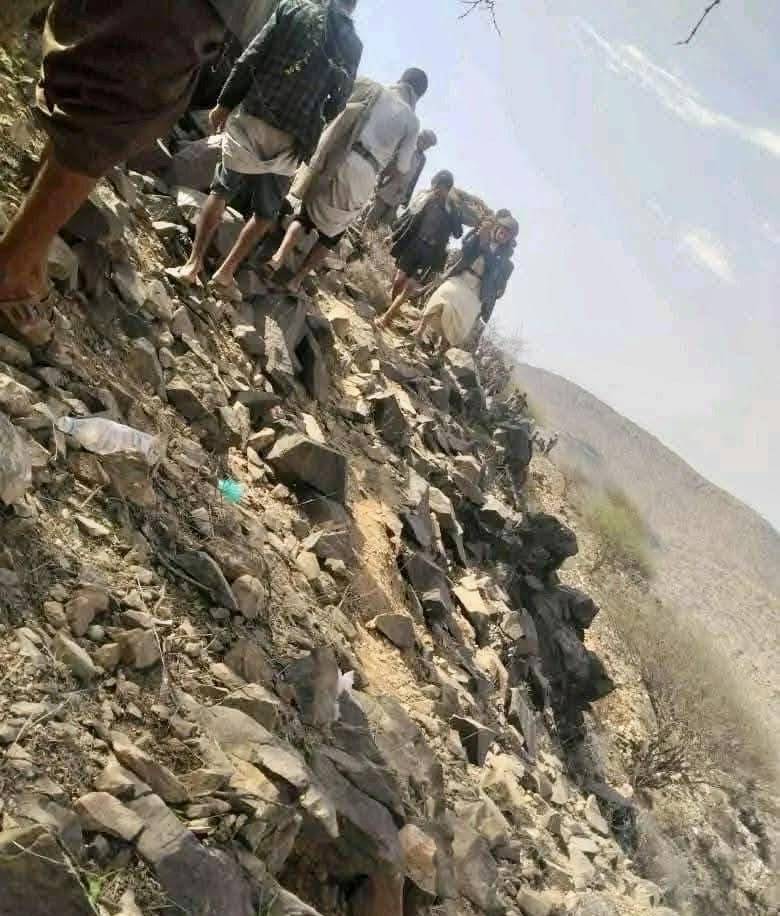 الفقر في مناطق سيطرة الحوثيين يدفع السكان للمخاطرة بحياتهم - الفقر في مناطق سيطرة الحوثيين يدفع السكان للمخاطرة بحياتهم -