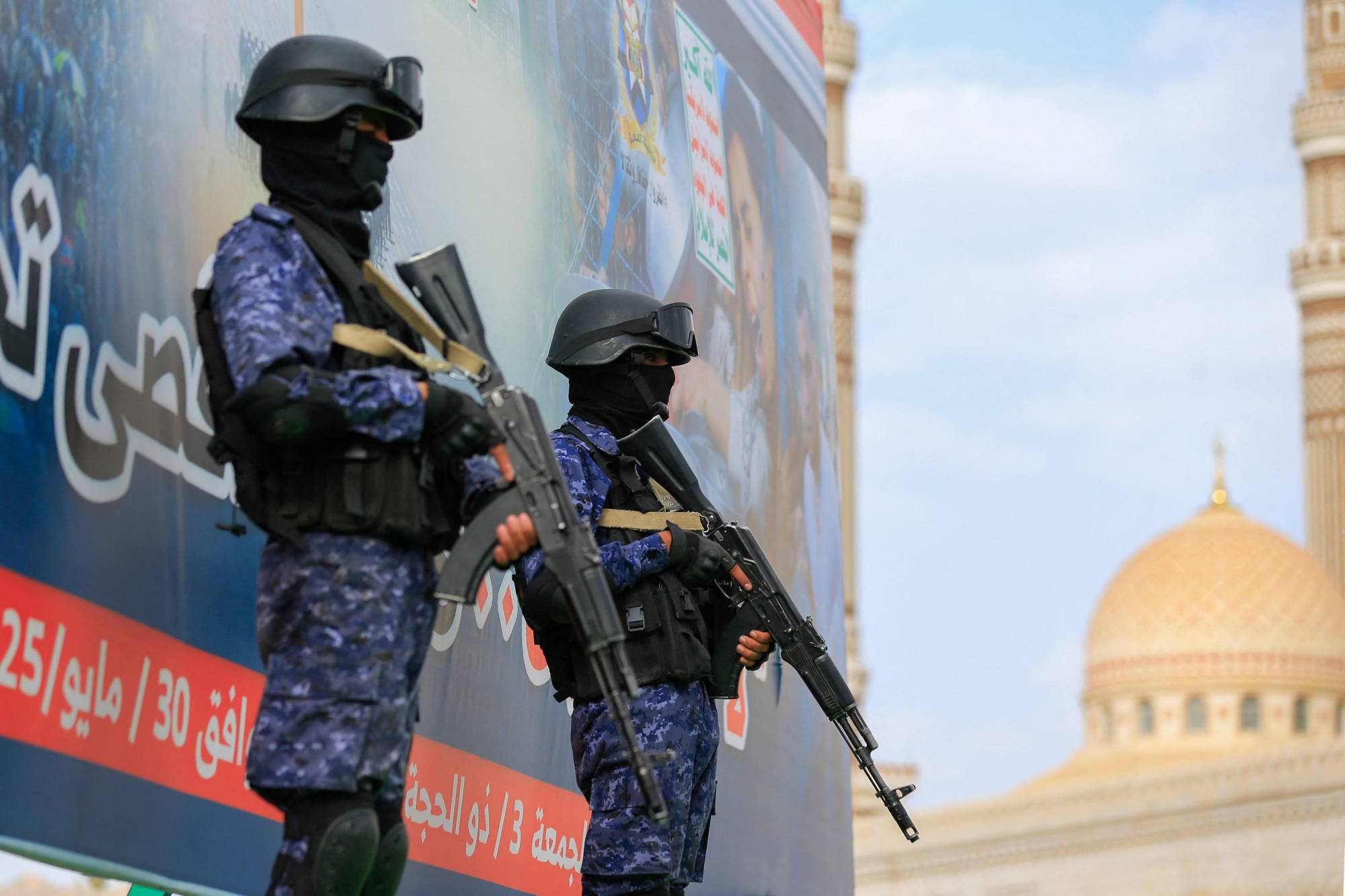 الفقر في مناطق سيطرة الحوثيين يدفع السكان للمخاطرة بحياتهم - الفقر في مناطق سيطرة الحوثيين يدفع السكان للمخاطرة بحياتهم -