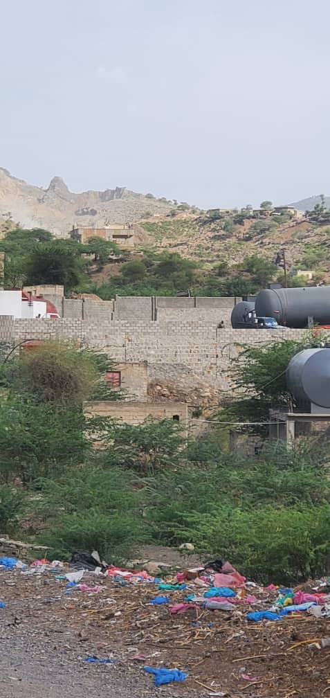 شاهد بالصور اقتحام أطقم النجدة بتعز مدعومة بعناصر من قسم شرطة الضباب لمحطة الضباب ونهب ممتلكاتها واختطاف موظفيها - شاهد بالصور اقتحام أطقم النجدة بتعز مدعومة بعناصر من قسم شرطة الضباب لمحطة الضباب ونهب ممتلكاتها واختطاف موظفيها -