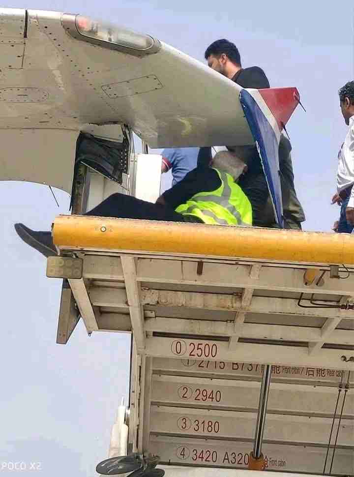 عربة السلٌم بمطار عدن تصطدم بجناح طائرة اليمنية وتخرجها عن الخدمة عربة السلٌم بمطار عدن تصطدم بجناح طائرة اليمنية وتخرجها عن الخدمة