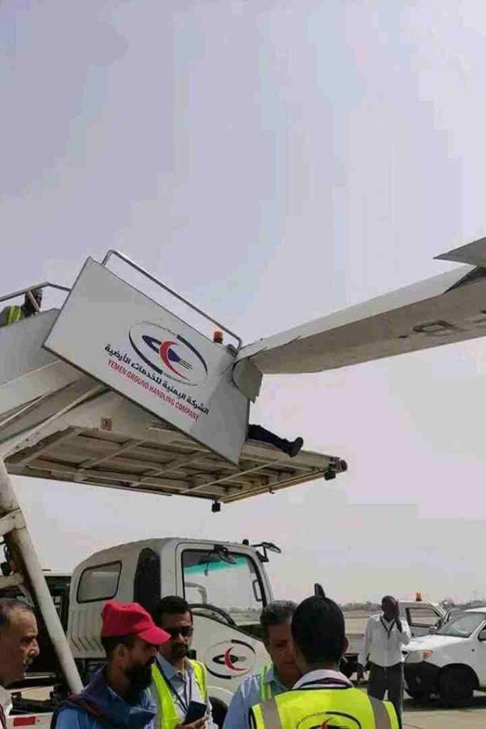 عربة السلٌم بمطار عدن تصطدم بجناح طائرة اليمنية وتخرجها عن الخدمة عربة السلٌم بمطار عدن تصطدم بجناح طائرة اليمنية وتخرجها عن الخدمة