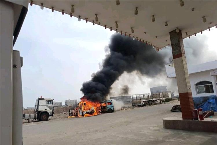 اخبار عدن - صور - اندلاع حريق في باصين قرب محطة وقود بالعاصمة عدن اخبار عدن - صور - اندلاع حريق في باصين قرب محطة وقود بالعاصمة عدن