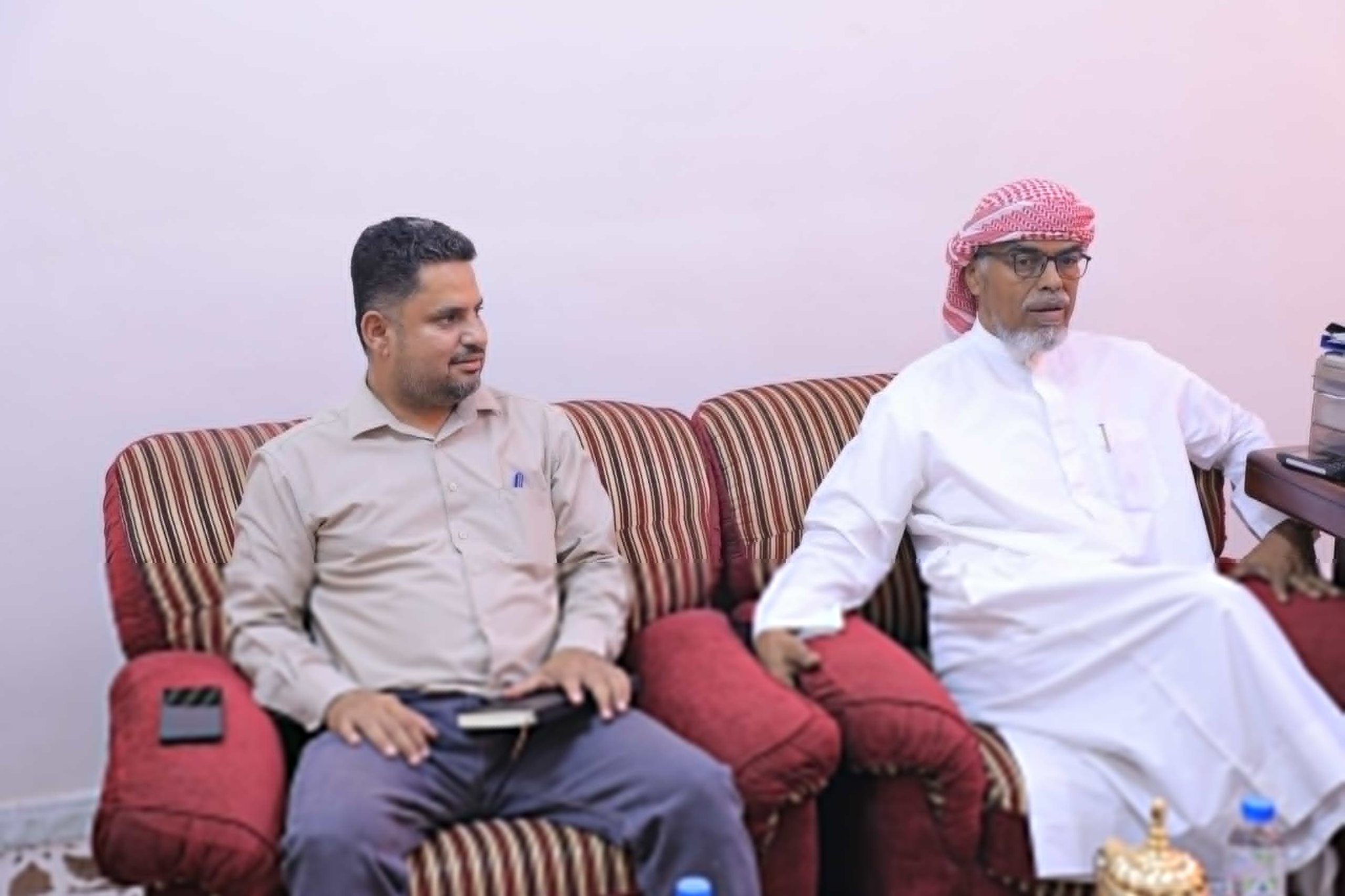 وكيل المحافظة يناقش خطوات تطوير عمل غرفة تجارة وصناعة وادي وصحراء حضرموت وكيل المحافظة يناقش خطوات تطوير عمل غرفة تجارة وصناعة وادي وصحراء حضرموت