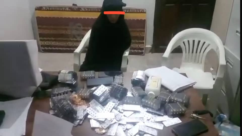 قوات الحزام الأمني بالضالع تضبط مهربي مخدرات بينهم امرأة أجنبية - قوات الحزام الأمني بالضالع تضبط مهربي مخدرات بينهم امرأة أجنبية -