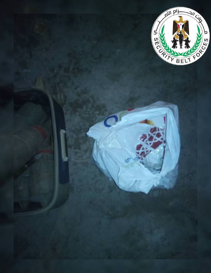 قوات الحزام الأمني تعثر على عبوات ناسفة جاهزة للتفجير في خور مكسر بعدن - قوات الحزام الأمني تعثر على عبوات ناسفة جاهزة للتفجير في خور مكسر بعدن -