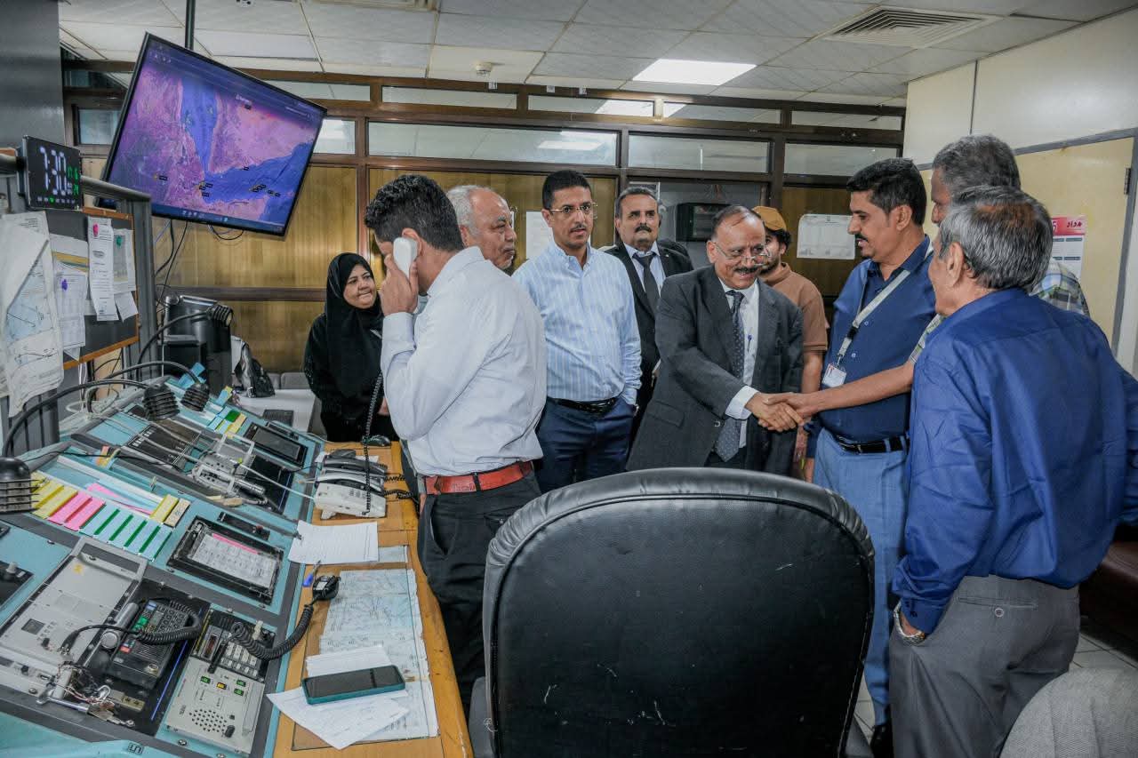 وزير النقل يتفقد سير العمل بمطار عدن الدولي ويعقد اجتماعاً بقيادته وزير النقل يتفقد سير العمل بمطار عدن الدولي ويعقد اجتماعاً بقيادته